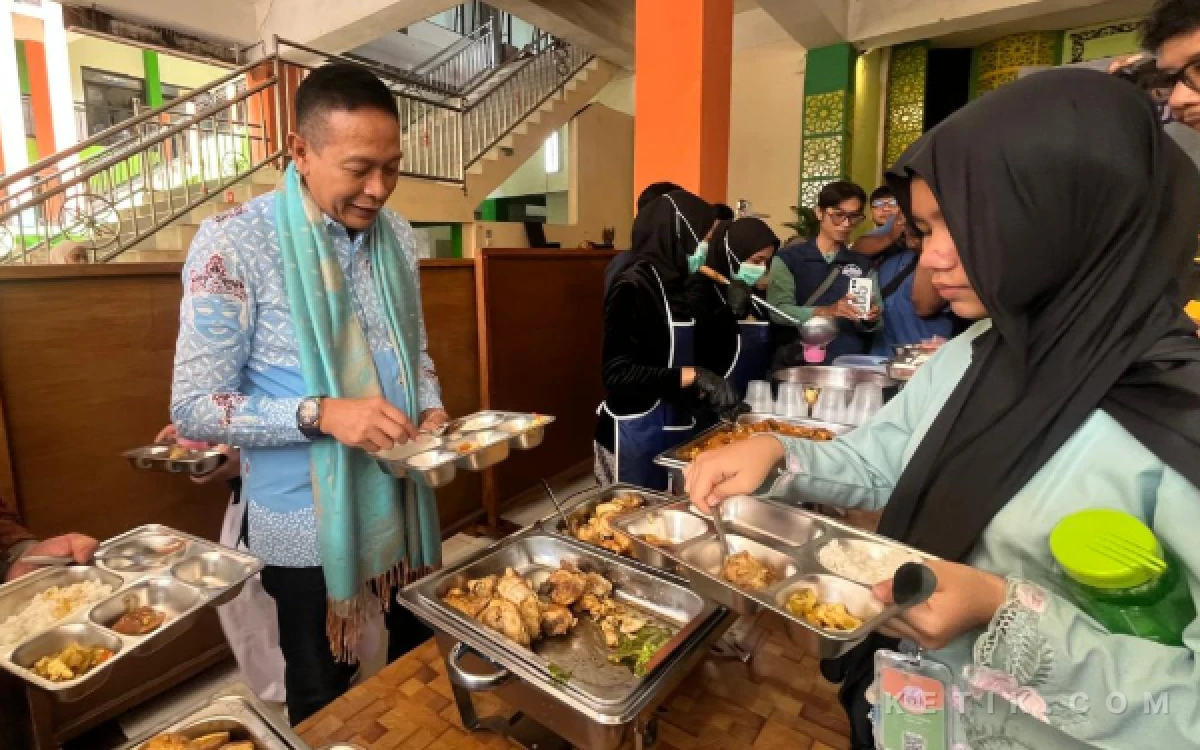 Thumbnail Berita - Perdana! Wahyu Hidayat Tinjau MBG Prasmanan di MIN 2 Kota Malang