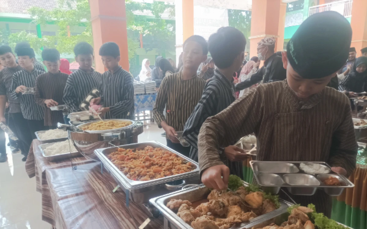 Thumbnail Berita - SPPG Gelar Uji Coba 1.300 Porsi MBG Prasmanan di MIN 2 Malang, Ini Kelebihannya