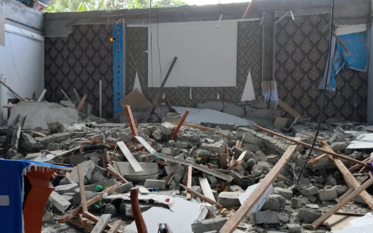 Thumbnail Berita - Dampak Gempa M 7,6 di Bitung!  Seorang Warga Meninggal di Reruntuhan, Tsunami Terjadi di Bawah 1 Meter