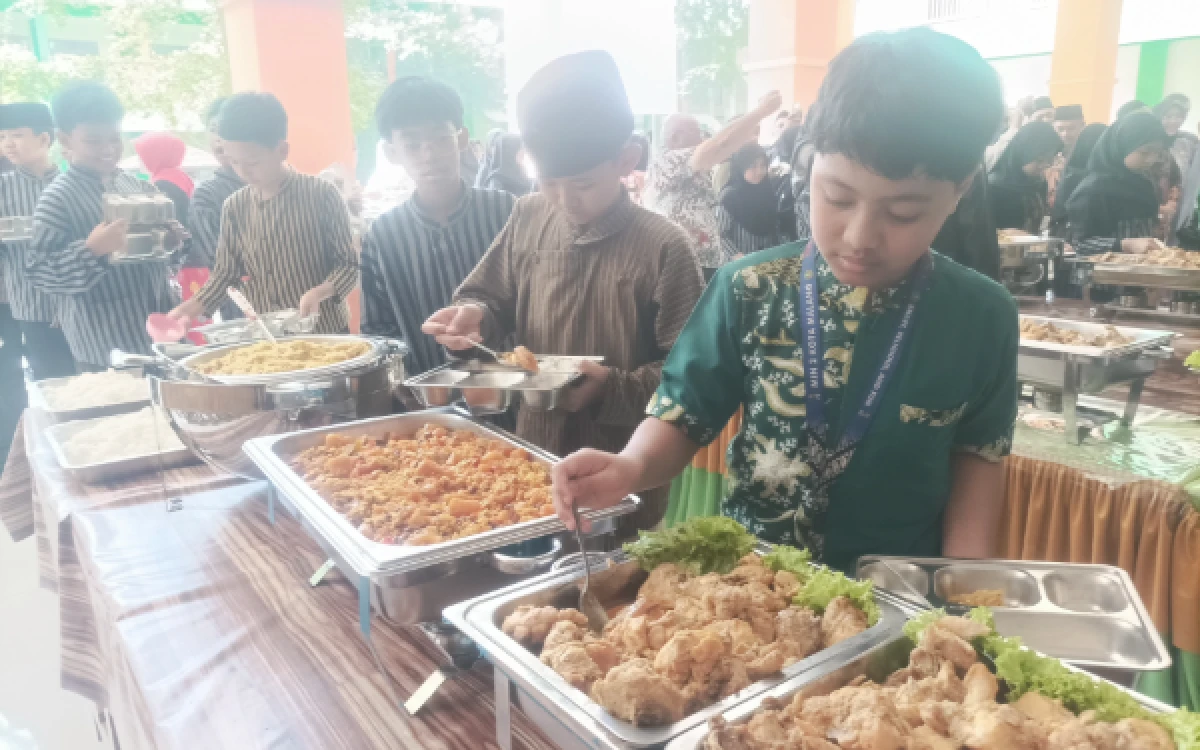 Thumbnail Berita - MBG Prasmanan di MIN 2 Kota Malang, Diklaim Lebih Fresh dan Minim Penurunan Kualitas