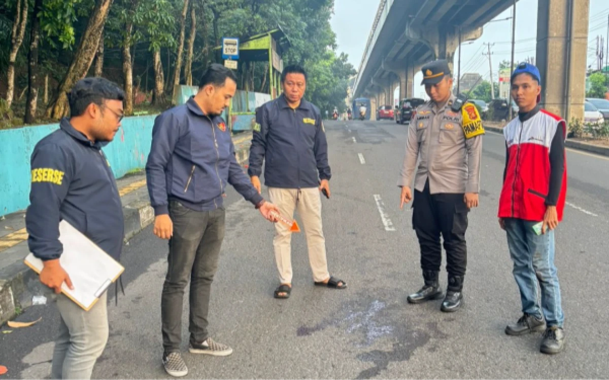 Foto Pihak kepolisian dari Polrestabes Palembang saat melakukan Olah TKP di depan SPBU Punti Kayu, Jalan Kolonel H. Burlian KM 7, Kecamatan Sukarami, Palembang. Kamis 2 April (Foto : Yola/Ketik.Com)