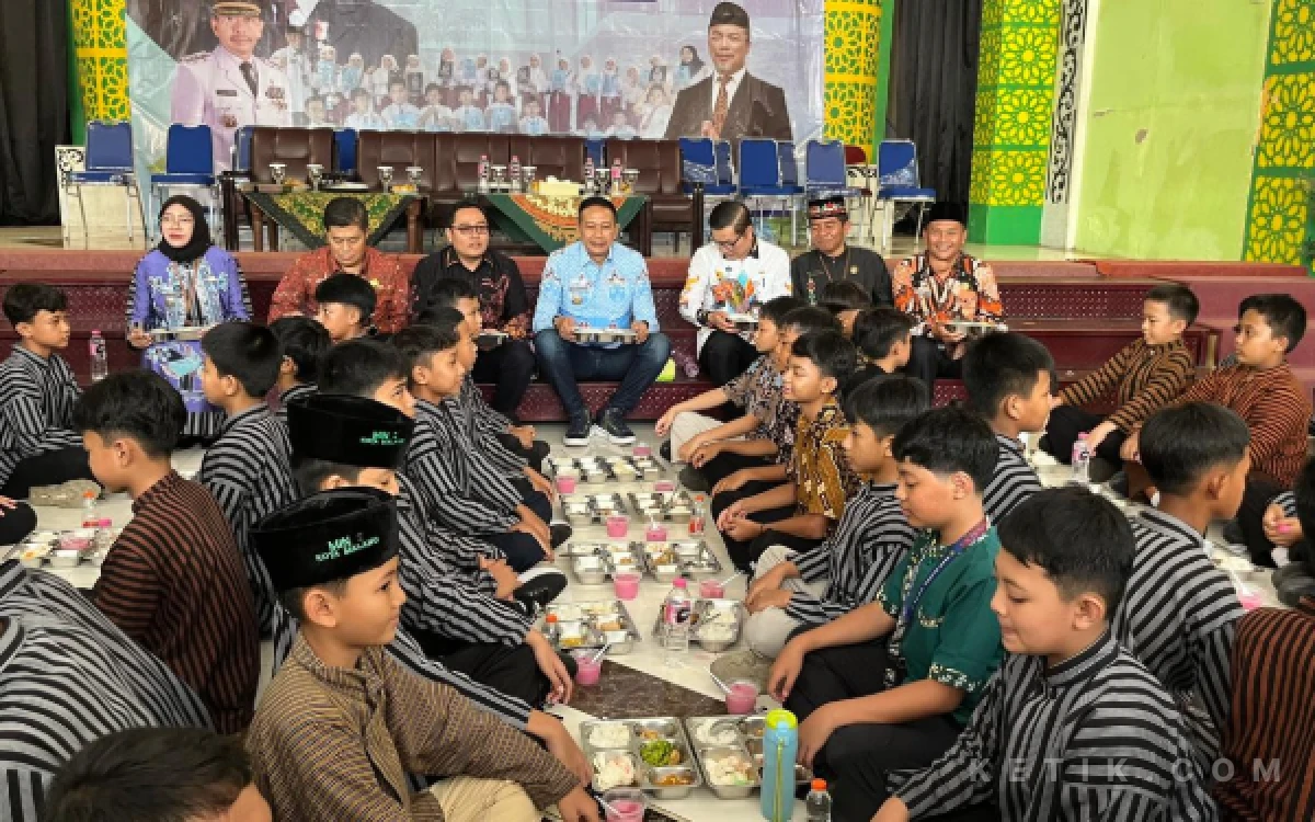 Foto Suryadi bersama jajaran Pemkot Malang makan bersama siswa MIN 2 Kota Malang dalam uji coba MBG prasmanan. (Foto: Lutfia/Ketik.com)