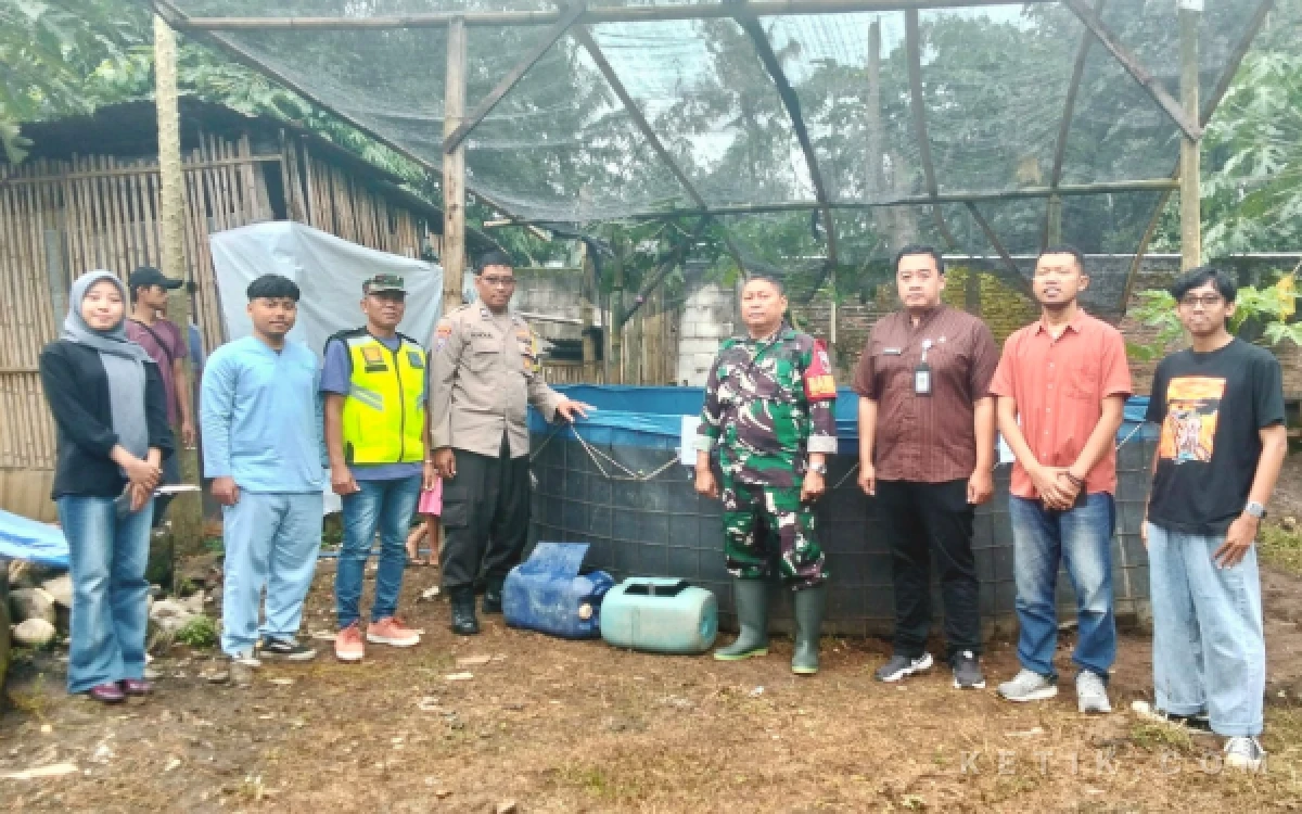 Thumbnail Berita - Wujud Ketahanan Pangan, Apotek Slamet Urip Salurkan 5.000 Bibit Lele untuk Warga Cemorokandang Kota Malang