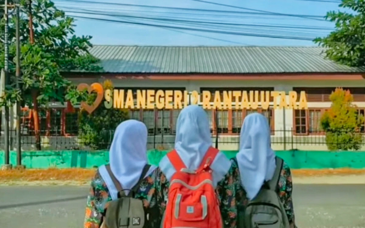 Thumbnail Berita - SMAN 2 Ratu Labuhanbatu Terima Dana BOSP Rp627 Juta, Kepsek Siapkan Spanduk Info Pengelolaan