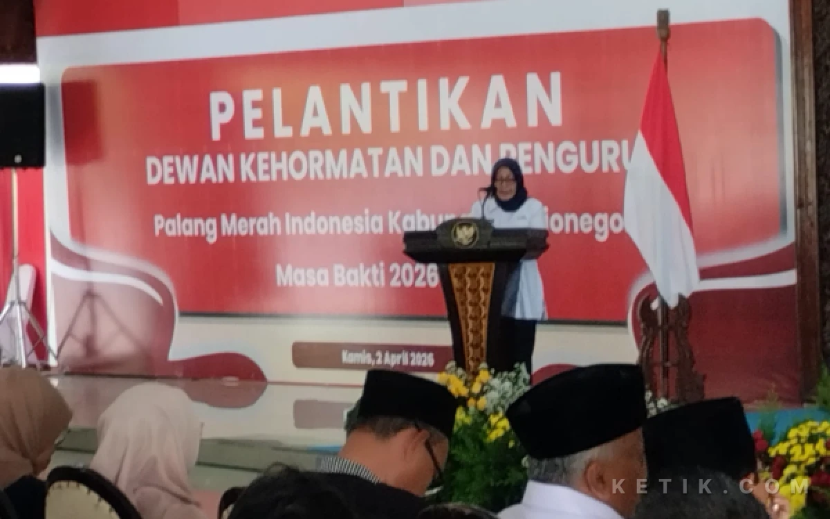 Foto Ketua PMI Bojonegoro Ninik Susmiati saat memberi sambutan Dihadapan Audensi (foto sukiman ketik.com)