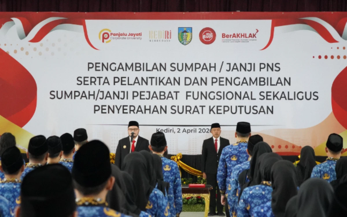 Foto Bupati Kediri Hanindhito Himawan Pramana saat acara ambil sumpah PNS di Gedung Bagawanta Bhari, Kamis 2 April 2026. (foto : Humas Pemkab Kediri)