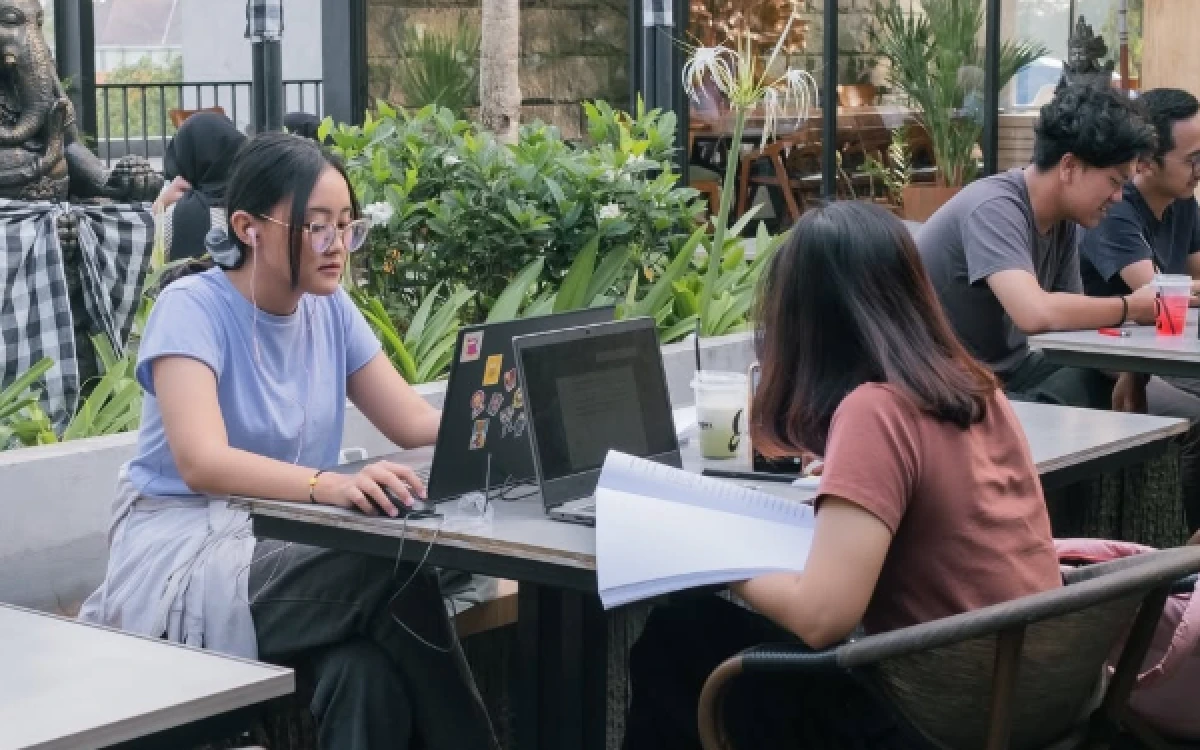 Foto Banyak mahasiswa Malang yang mengerjakan tugas di Gingsul Kopi dan Kudapan. (Foto: Instagram @gingsul.mlg)
