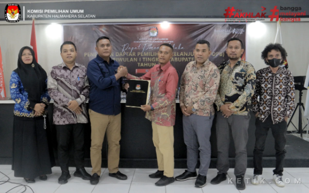 Foto Serah terima Surat Berita Acara Beserta Dokumen DPB dari Ketua KPU ke ketua Bawaslu Halsel Rais Kahar (Foto: Humas KPU Halsel For Ketik.com)
