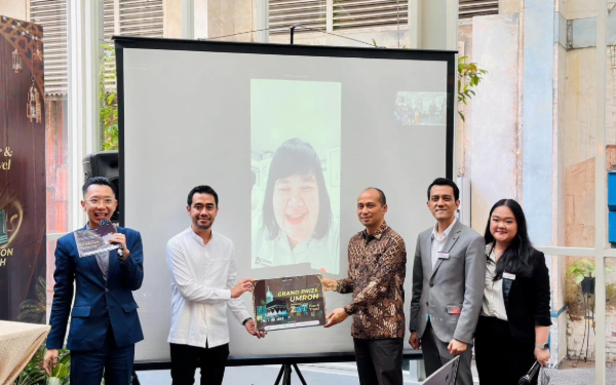 Foto Aulia pemenang paket Umrah pada pengundian di acara Halal bi Halal sekaligus pengumuman grand prize bertempat di Mercure Hotel Surabaya. Kamis, 2 April 2026 (FOTO : Mercure Hotel  for Ketik.com)