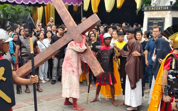 Thumbnail Berita - [FOTO] Visualisasi Jalan Salib, Momen Resapi Pengorbanan Yesus Kristus