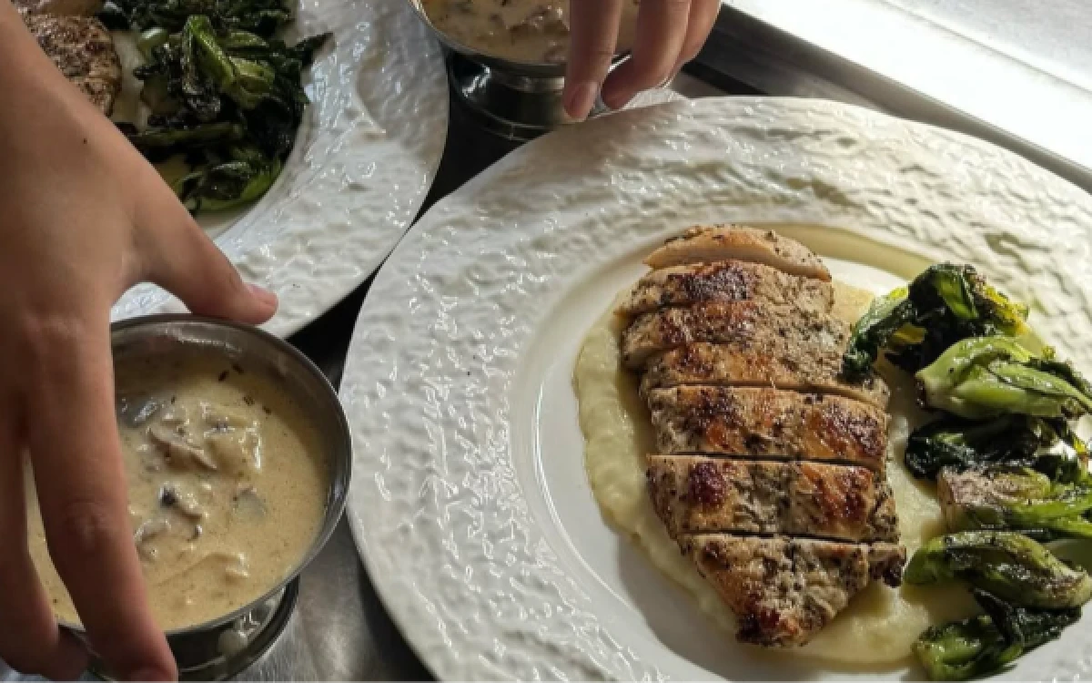 Foto Menu panseared chicken yang lezat dan menjadi hidangan favorit di Eden Table Malang. (Foto: Instagram @eden____table)