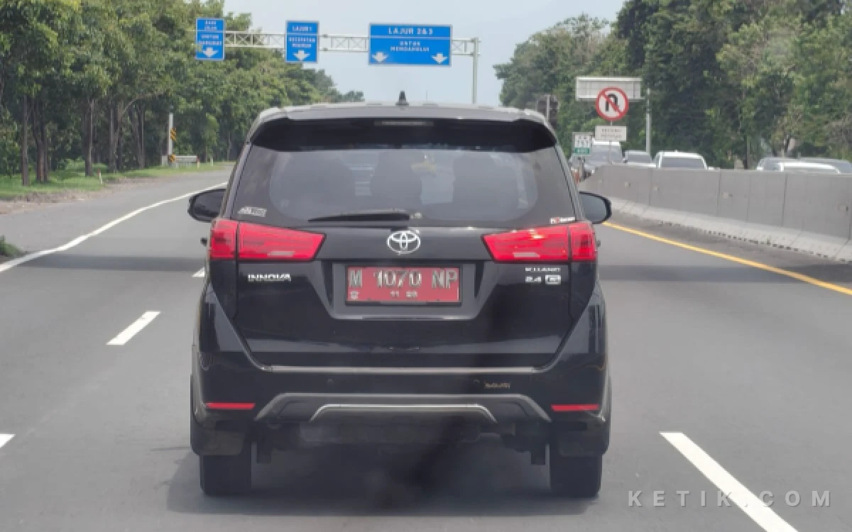 Foto Mobil Dinas KPU Sampang saat melintas di Tol Waru Surabaya pada saat libur Lebaran (Foto: Mat Jusi/Ketik.com)