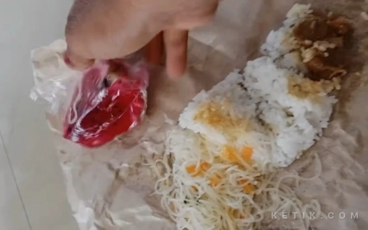 Thumbnail Berita - Paket MBG Diduga dari Yayasan Barisan Garuda Muda Sreseh Dibungkus dengan Kertas, Warga Soroti Higienitas