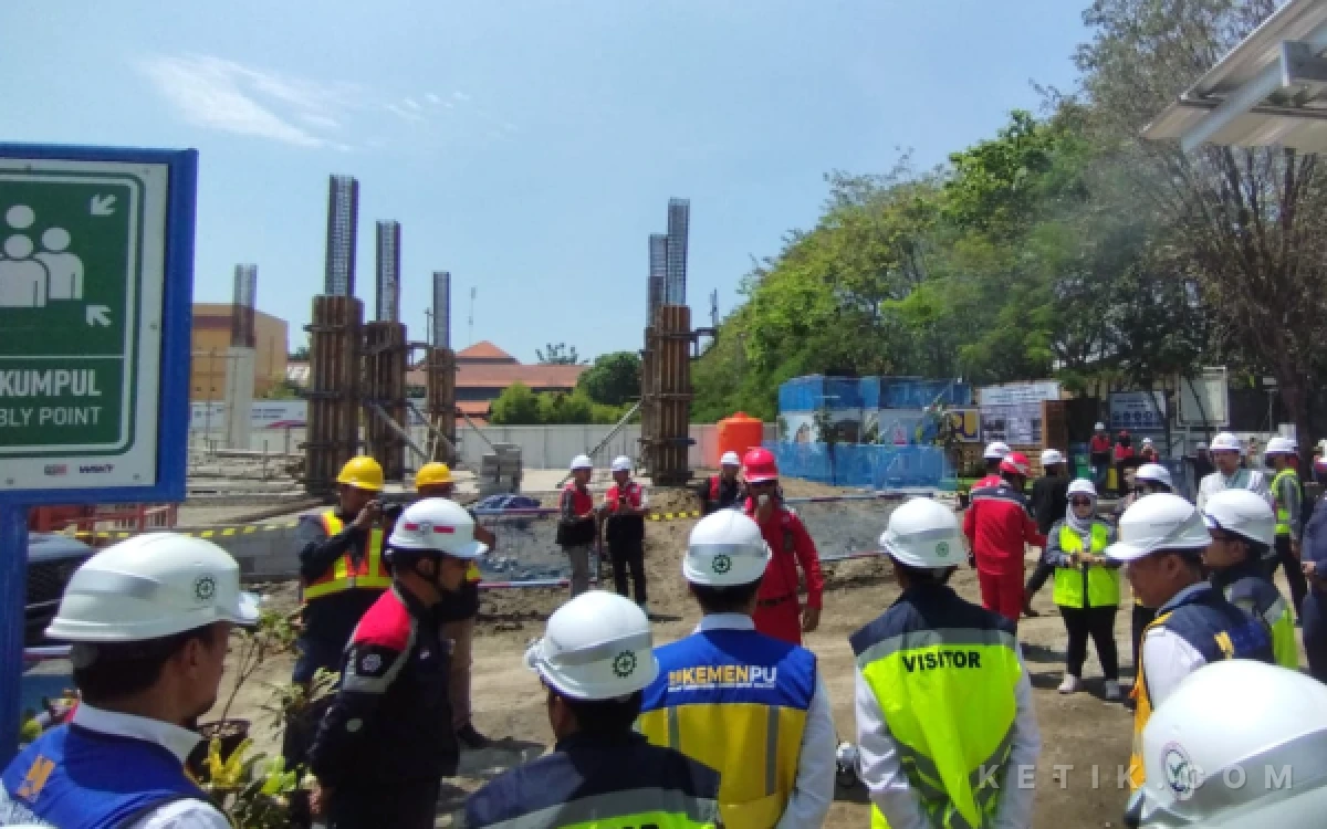 Foto Tim dari berbagai kementerian melihat langsung perkembangan pembangunan gedung baru Ponpes Al Khoziny,  Buduran, Sidoarjo. (Foto: Dokumen)