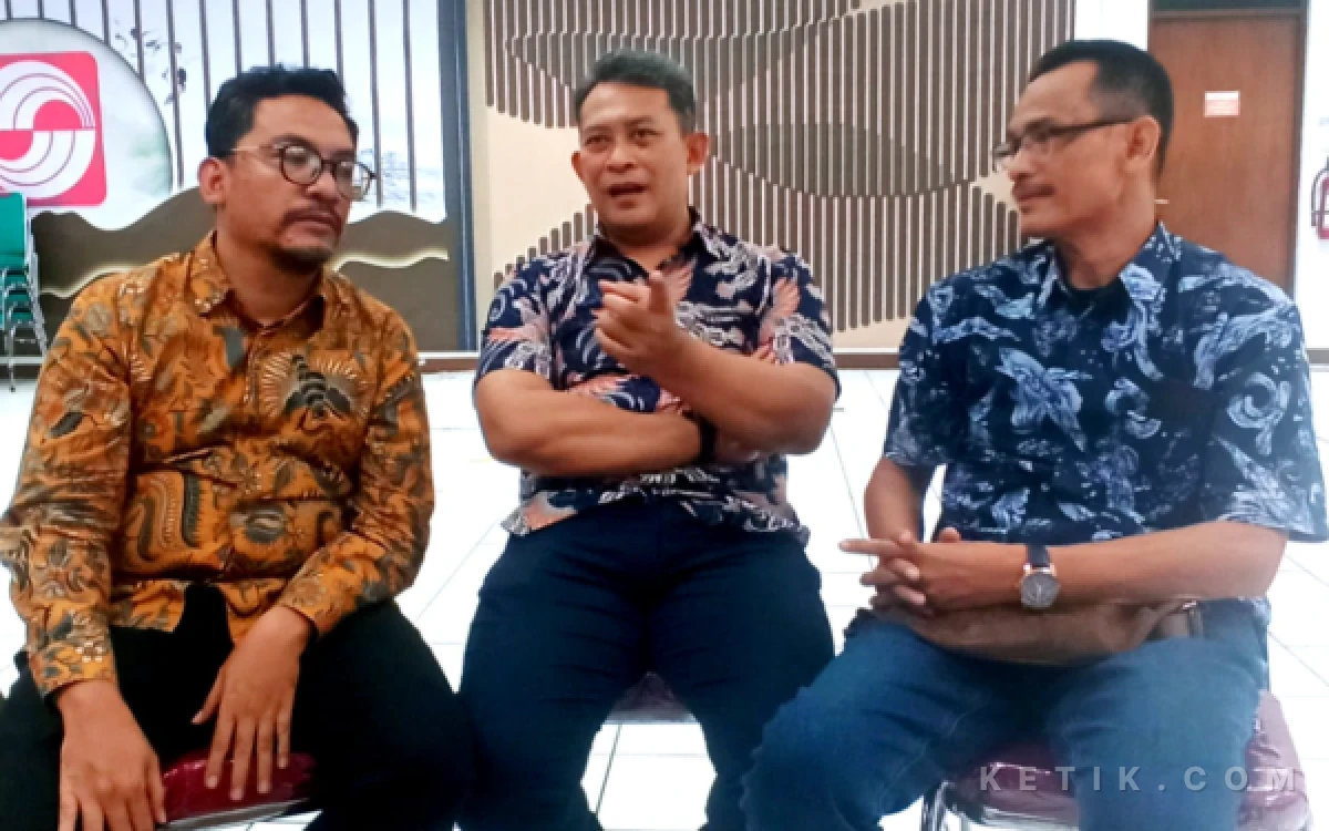 Foto Benny Haryawan bersama Founder Wirakologi Anggit Satriyo Nugroho dan Fathur Roziq berdiskusi tentang pemberdayaan masyarakat untuk ikut menjadi bagian dari solusi persoalan sampah. (Foto: Wirakologi).