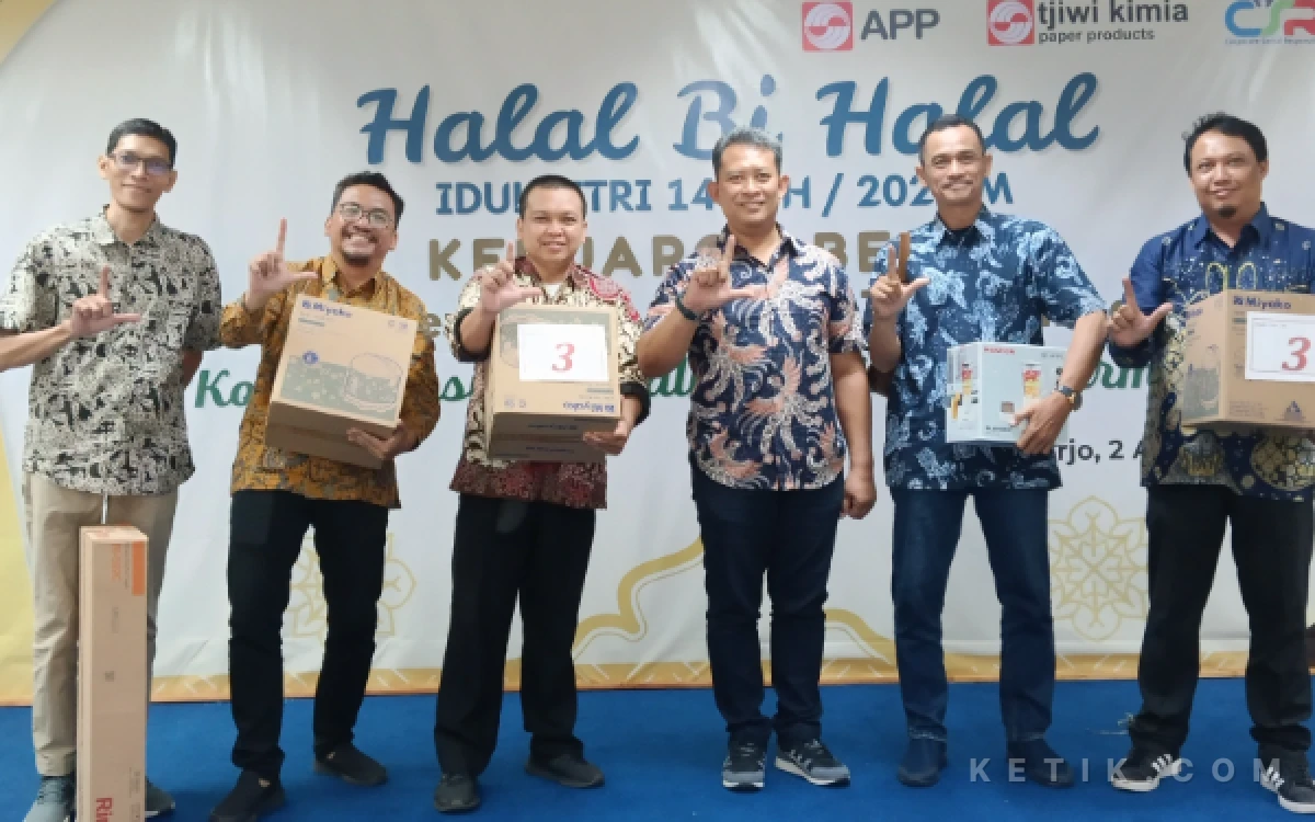 Foto Benny Haryawan (tengah) bersama tim Wirakologi  setelah halalbihalal yang juga disertai undian doorprize dari PT Tjiwi Kimia. (Foto: Tim Wirakologi)
