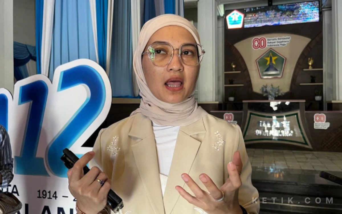 Foto Ketua DPRD Kota Malang, Amithya Ratnanggani Sirraduhita menekankan bahwa wacana konversi mobil dinas ke mobil listrik belum menjadi prioritas. (Foto: Lutfia/Ketik.com)