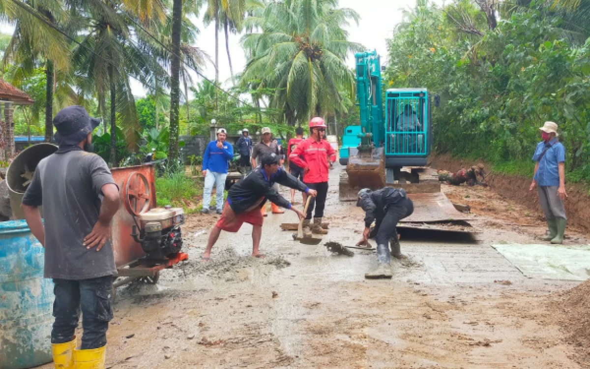 Foto Saat melakukan pengecoran di bagian badan jalan di Cibayawak–Sawarna, Kecamatan Bayah. (Foto: DPUPR Lebak for ketik.com)