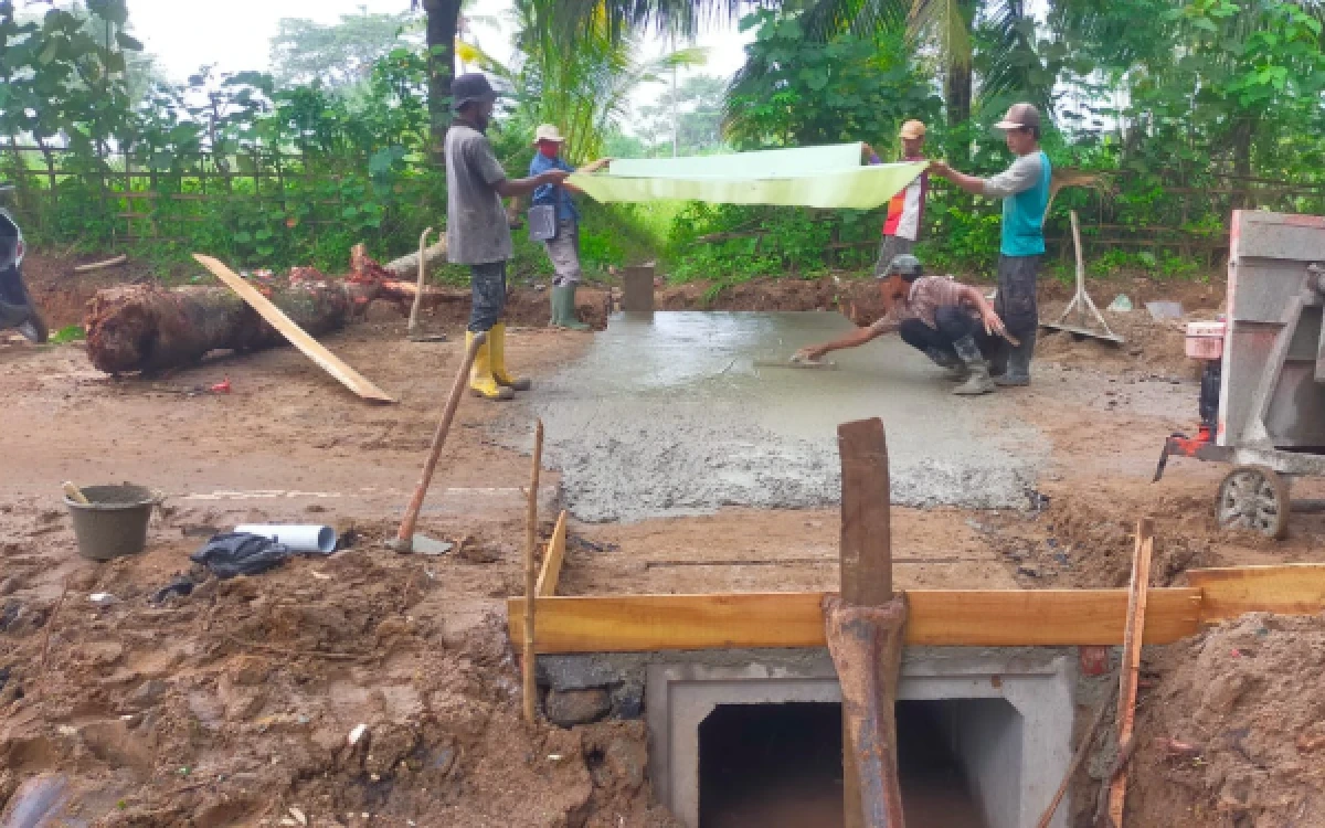 Foto Saat melakukan pengecoran di bagian badan jalan di Cibayawak–Sawarna, Kecamatan Bayah. (Foto: DPUPR Lebak for ketik.com)
