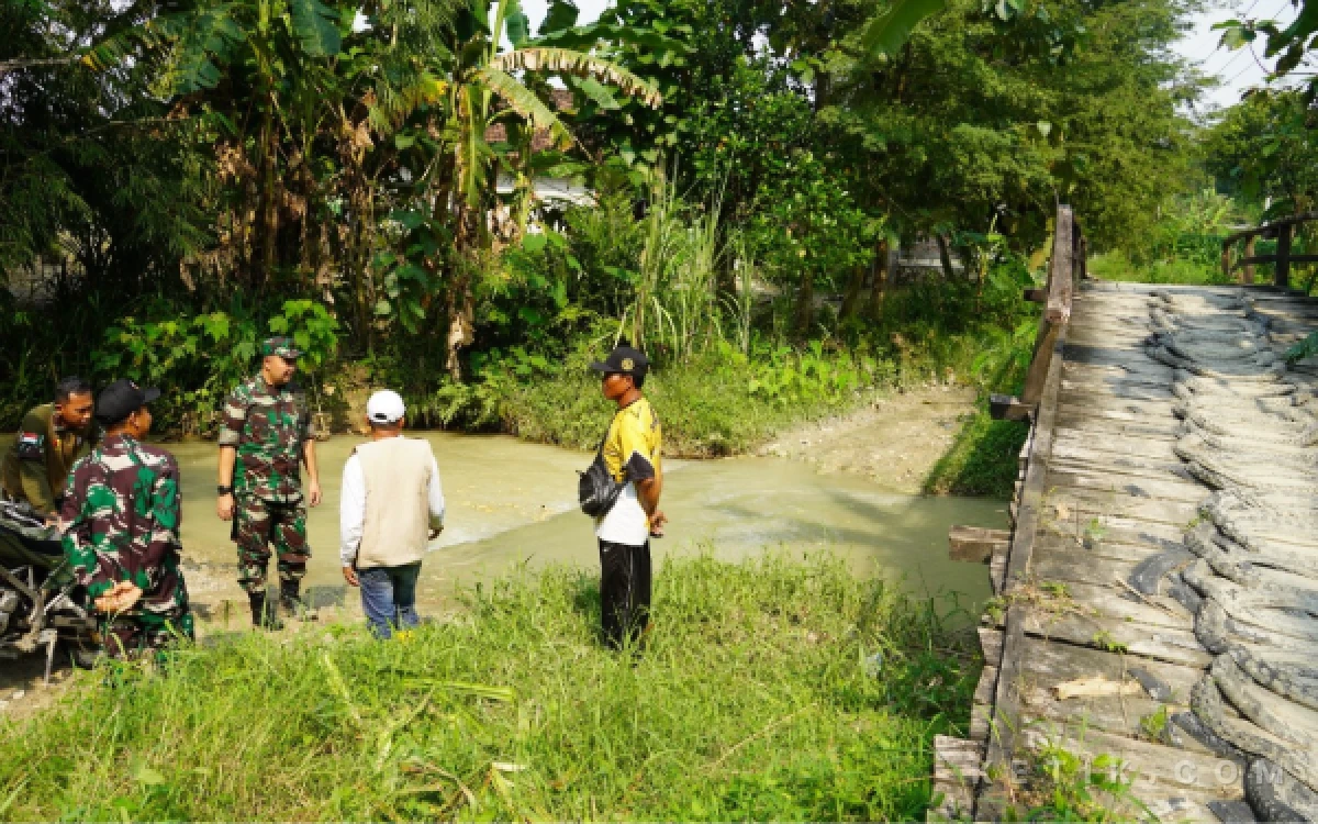 Thumbnail Berita - Dandim Bojonegoro Tinjau Lokasi Rencana Pembangunan Jembatan Beton di Napis