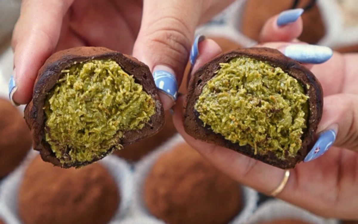 Foto Dubai Chewy Cookie dengan isian krim pistachio dengan serpihan kunafa menjadi dessert viral di tahun 2026. (Foto: Instagram @kurrocheesefactory)
