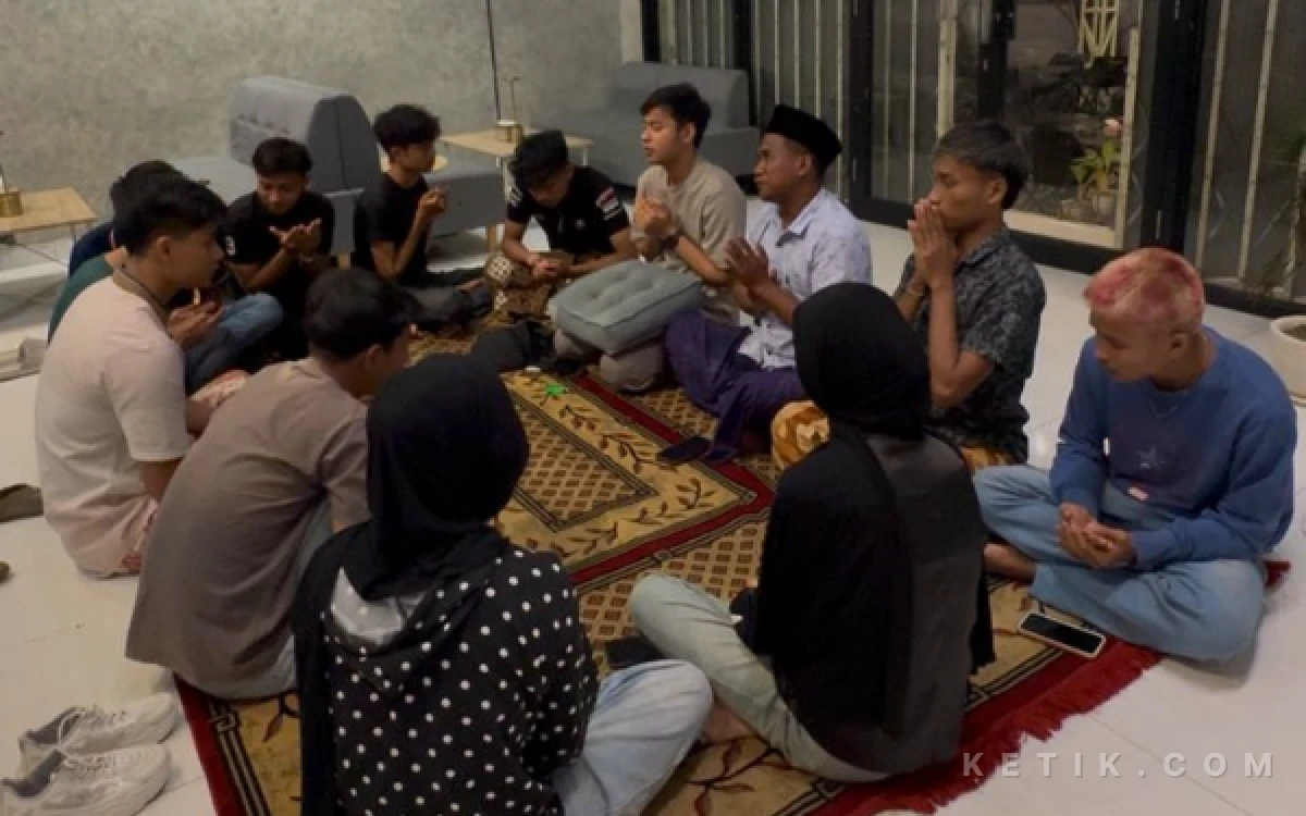 Foto Owner Lyco Coffee And Place menggelar yasinan bulanan bersama karyawannya (Foto: Mat Jusi/Ketik.com)