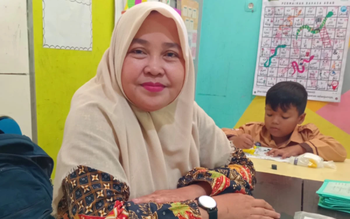 Thumbnail Berita - Dari Kelas ke Sajadah: Perjalanan Ratna Kurniawati Membangun Generasi Tahfidz