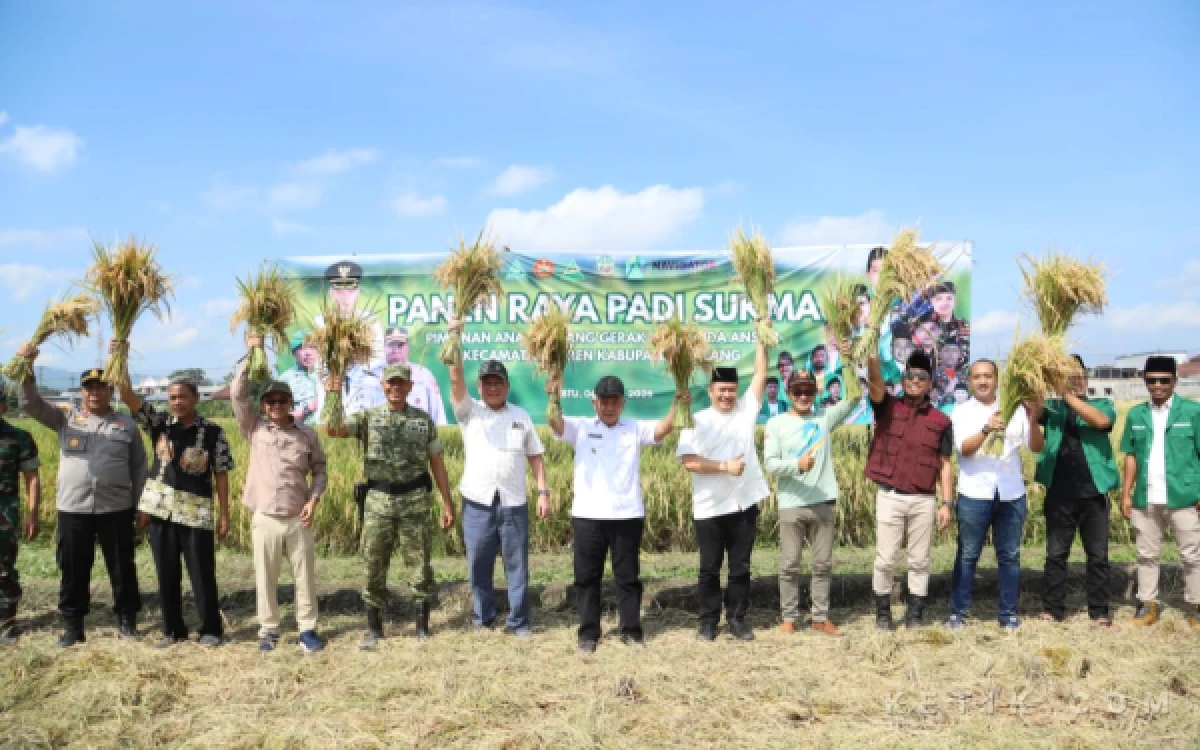 Thumbnail Berita - Luar Biasa! PAC GP Ansor Turen Panen Raya Perdana Padi Sukma 35 Ton, Bupati Malang Beri Apresiasi