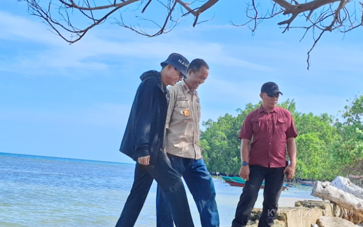 Foto Wakil Bupati Halmahera Selatan Helmi Umar Muchsin ketika melakukan kunjungan kerja di Desa Ori Makurunga (Foto: Mursal/Ketik.com)