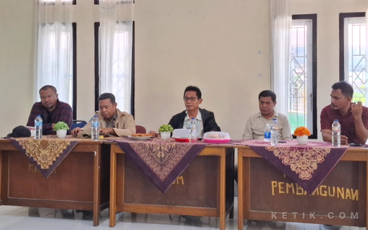 Foto Rombongan Kunjungan Kerja Wakil Bupati Halmahera Selatan Helmi Umar Muchsin melakukan pertemuan dengan warga di Desa Sagawele (Foto Mursal/Ketik.com)