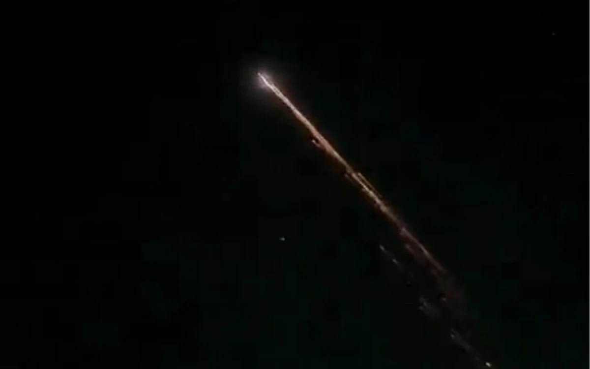 Thumbnail Berita - Dugaan Roket Atau Metor Melintas di Langit Lampung  Hebohkan  Warga