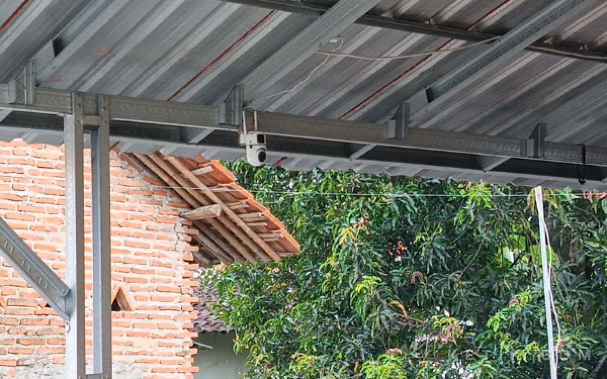 Foto Kamera Pengawas yang terpasang di garasi rumah kreator tik tok Mamih Angel Shop (Foto: Slam/ketik.com)