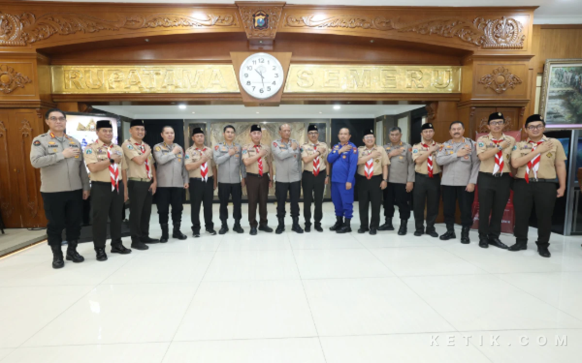 Foto Foto bersama pengurus Kwarda Pramuka Jatim bersama Kapolda Jatim dan jajarannya (Foto: Naufal/Ketik.com)