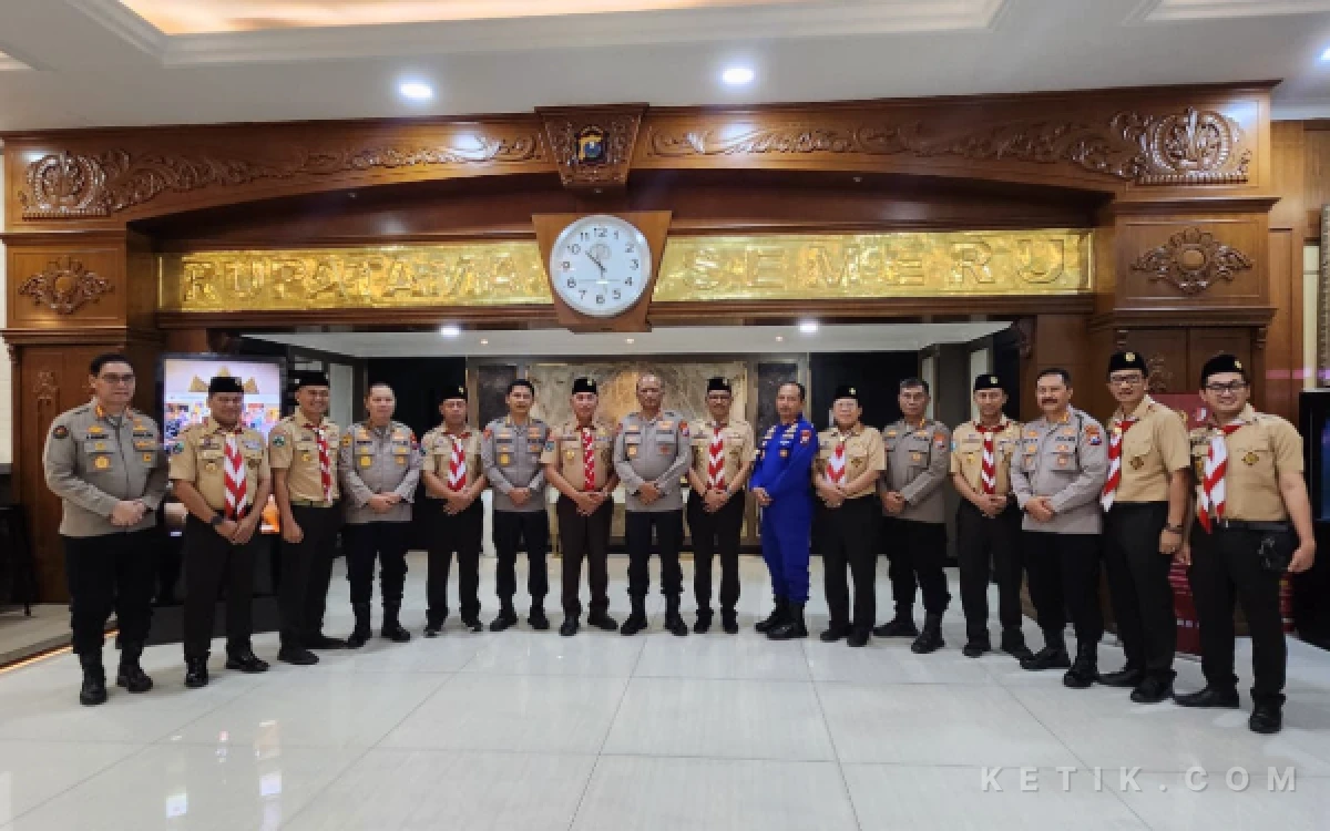 Foto Foto bersama pengurus Kwarda Pramuka Jatim dengan Kapolda Jatim dan jajarannya (Foto: Naufal/Ketik.com)