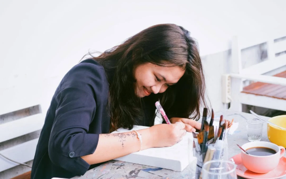 Foto Banyak anak muda yang nongkrong sambil healing dengan kegiatan melukis di Arthemis Coffee Malang. (Foto: Instagram @arthemiscoffee.mlg)