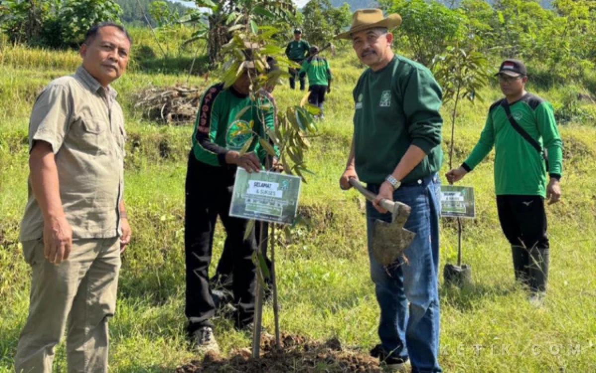 Thumbnail Berita - Rangkaian Muscab, PKB Trenggalek Gelar Penghijuan di Desa Depok Bendungan Usung Spirit "Partai Hijau"