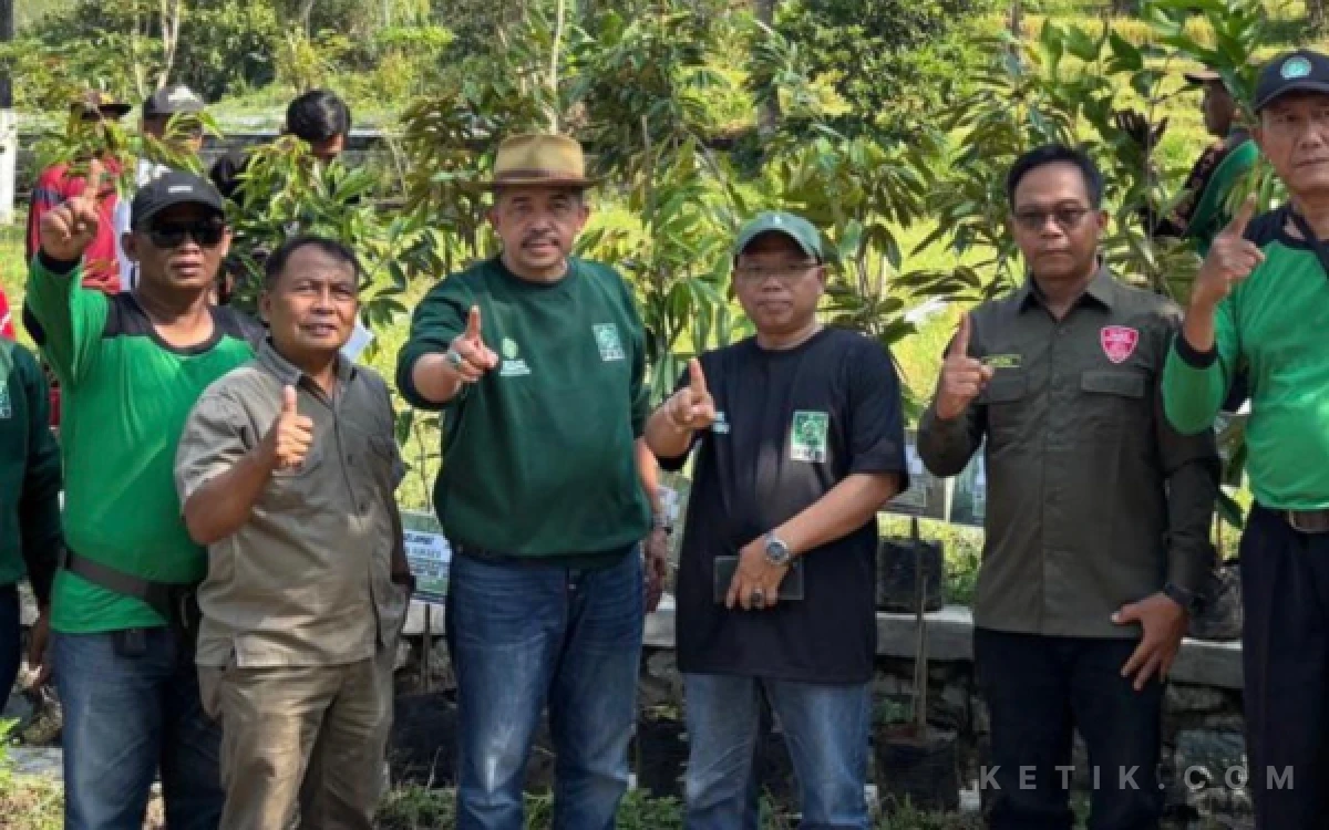 Foto Suasana penanaman bibit yang dilakukan oleh anggota fraksi PKB