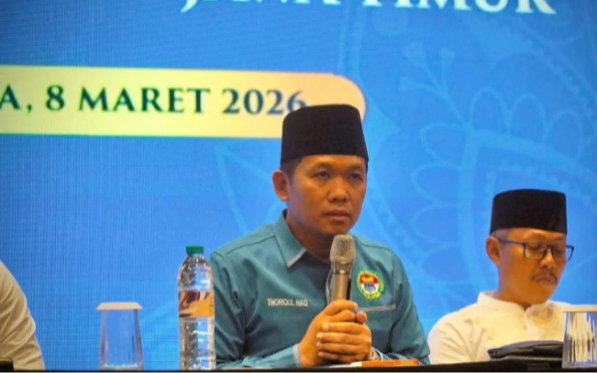 Foto H. Thoriqul Haq pegang mik, mantan Bupati Lumajang dan Wakil Ketua DPW PKB Jawa Timur ( foto : M. Muhri for KETIK )