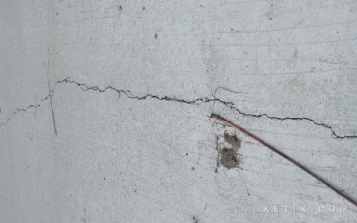 Foto Pengembangan Infrastruktur Sosial Ekonomi Wilayah (PISEW) yang menyasar Desa Taman dan Desa Sreseh, Kecamatan Sreseh, berupa proyek pembangunan jalan rabat beton, amun sudah retak (Foto: Mat Jusi/Ketik.com)