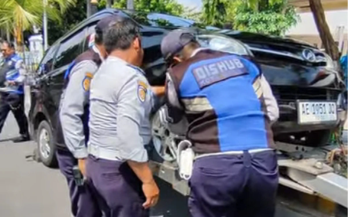 Thumbnail Berita - Tegas! Dishub Kota Madiun Tertibkan Kendaraan yang Melanggar Rambu