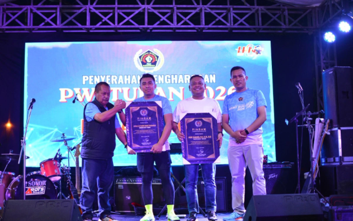 Foto Ketua PWI Jatim, Lutfi Hakim saat memberikan penghargaan kepada Dandim 0811 Tuban, Letkol Galih Sakti Pramudya dan Kapolres Tuban AKBP Alaiddin didampingi ketua PWI Tuban, Suwandi (Foto Ahmad Istihar/Ketik.com)