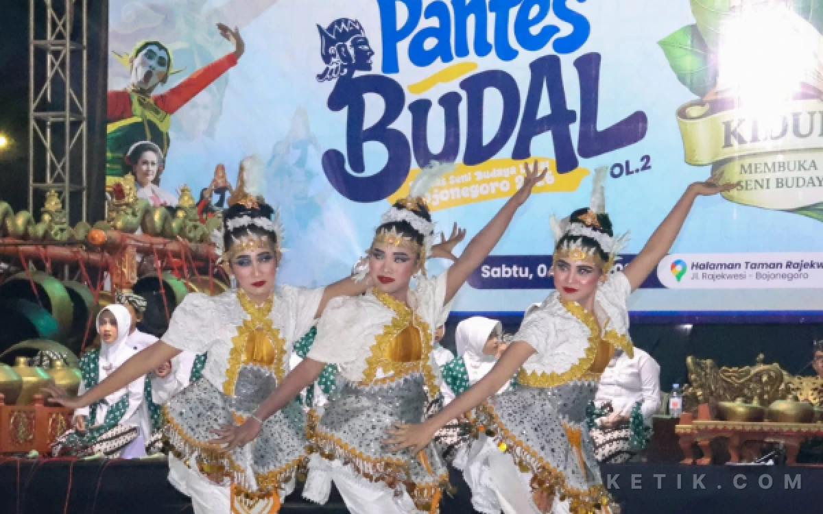 Foto Saat  Pentas pantes budal sangat antusias  dihadapan  pengunjung  (Dok Diskominfo Pemkab Bojonegoro)