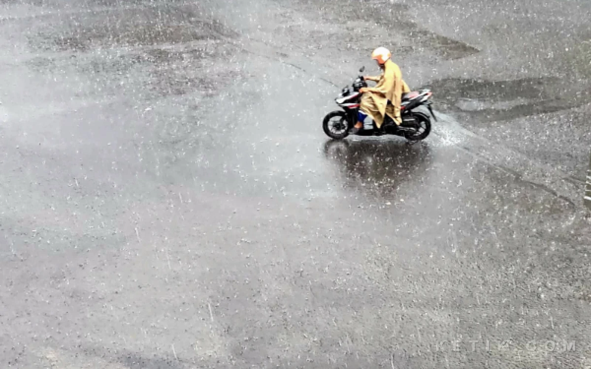 Thumbnail Berita - Kota Surabaya dan Batu Diprakirakan Hujan Ringan 6 April 2026, Cek Info Cuaca Jawa Timur