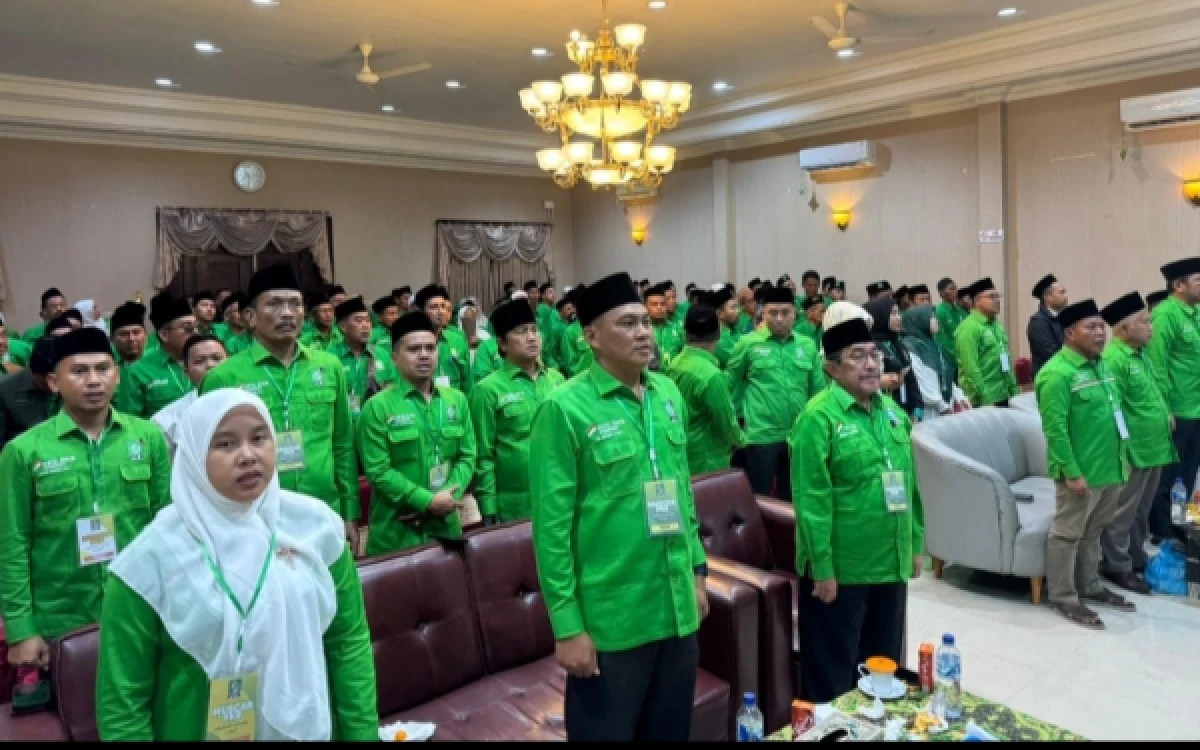 Foto M. Muhri ( tengah ), KH. Imam Hasyim ( kanan ). ( foto :  Muhri for KETIK )