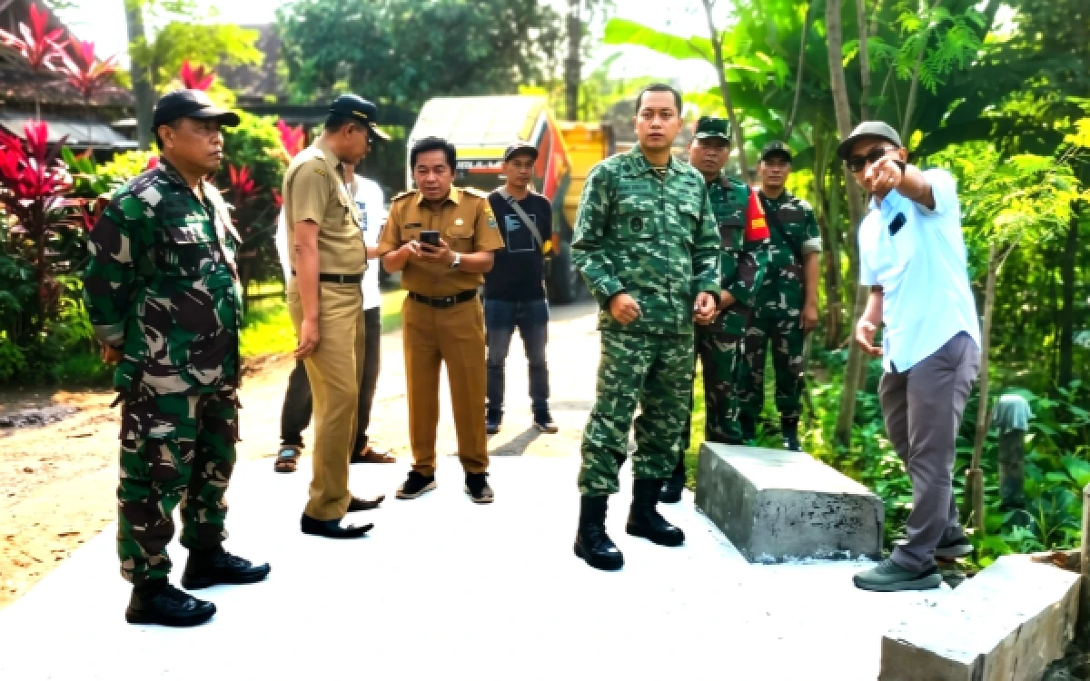 Thumbnail Berita - Kolaborasi Solid TNI dan Pemdes Joho di Tulungagung, Hadirkan Jembatan Penghubung Harapan