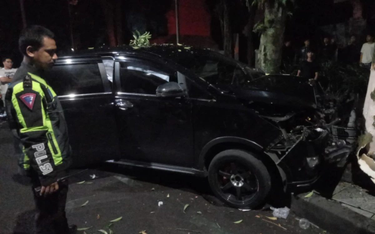 Thumbnail Berita - Toyota Innova Tabrak Pohon di Jalan Veteran Kota Malang, Empat Orang Terluka