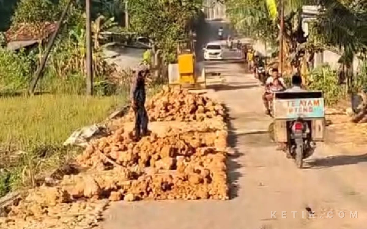 Thumbnail Berita - Janji Hibah Aspal dari Pemprov Jatim Belum Terealisasi, Warga Sampang Geram