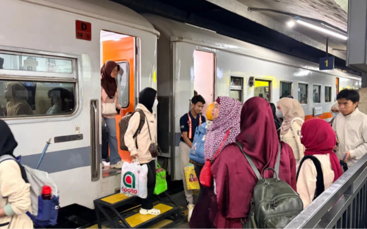 Thumbnail Berita - Malang Jadi Magnet Mudik 2026, Volume Penumpang Kereta Api Naik 2 Persen