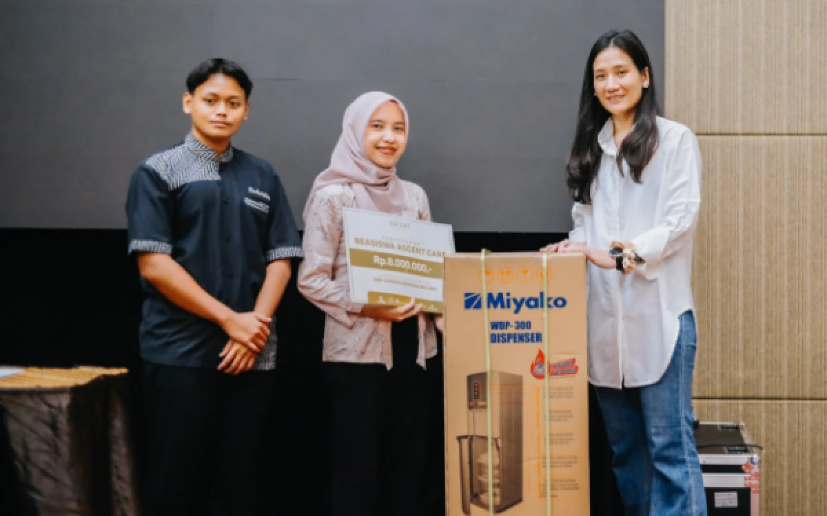 Foto Penyerahan bantuan donasi oleh Managing Director Ascent Hospitality Group, Melissa Tania Tantiono kepada siswa berprestasi yang membutuhkan di SMK Malang dan Pasuruan pada program Ascent Care 2026, Kamis, 2 April 2026. (Foto: Ascent Hospitality Group for Ketik.com)