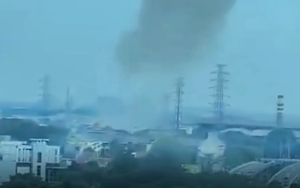 Foto Sumber lokasi ledakan di sekitar waru yang menggegerkan wilayah Sidoarjo–Surabaya pada Senin, 6 April, 2026. (Foto: Tangkapan Layar Instagram @call112surabaya)